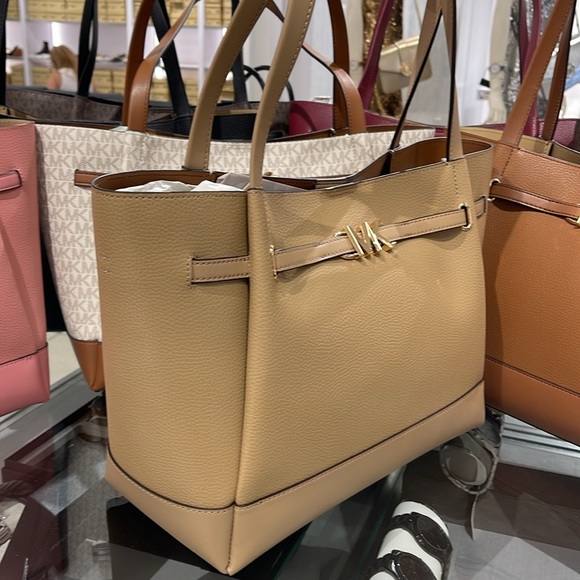 MICHAEL KORS
Reed Large Logo Belted Shoulder Tote Bag
Camel - Picture 4 of 16